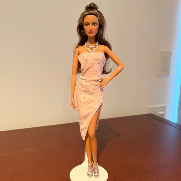 Barbie Doll 2017 Holiday Barbie, brunette - Picture 6 of 6